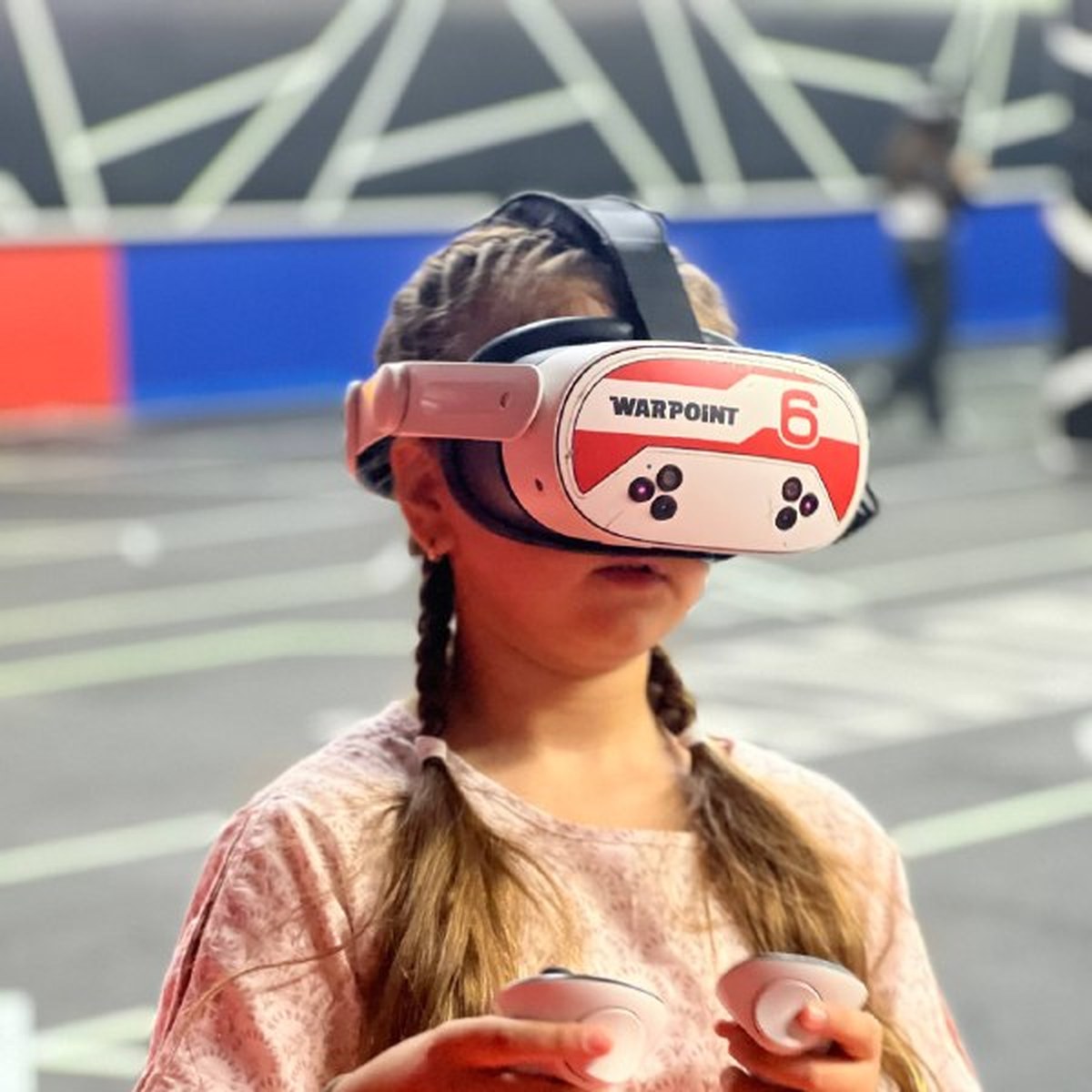 Дети и взрослые в VR-шлемах