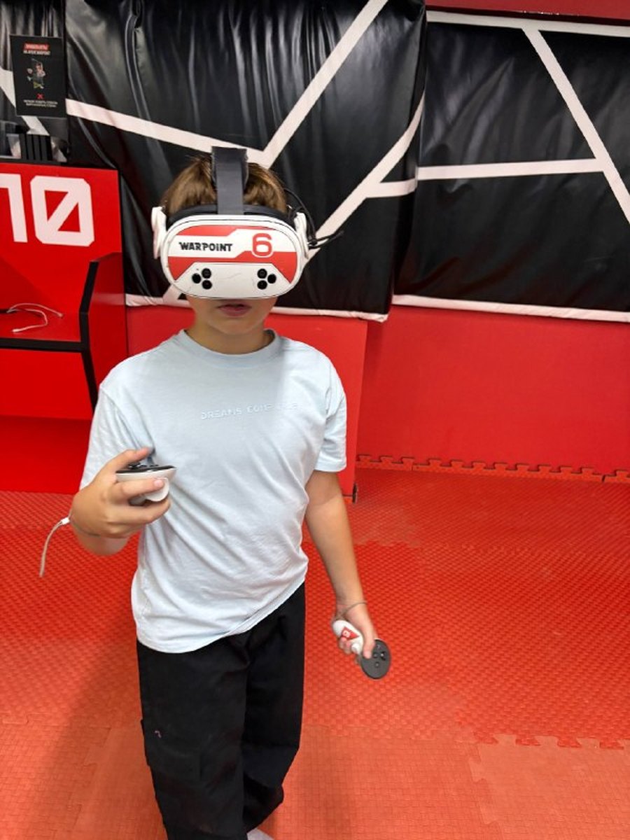 Игрок в VR-шлеме на арене WARPOINT Пенза