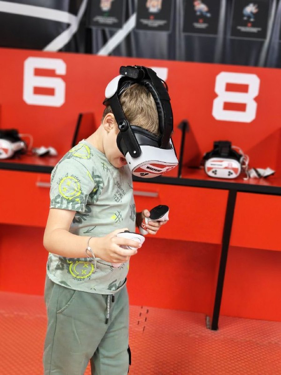 Гость в VR-шлеме в ТЦ Салют