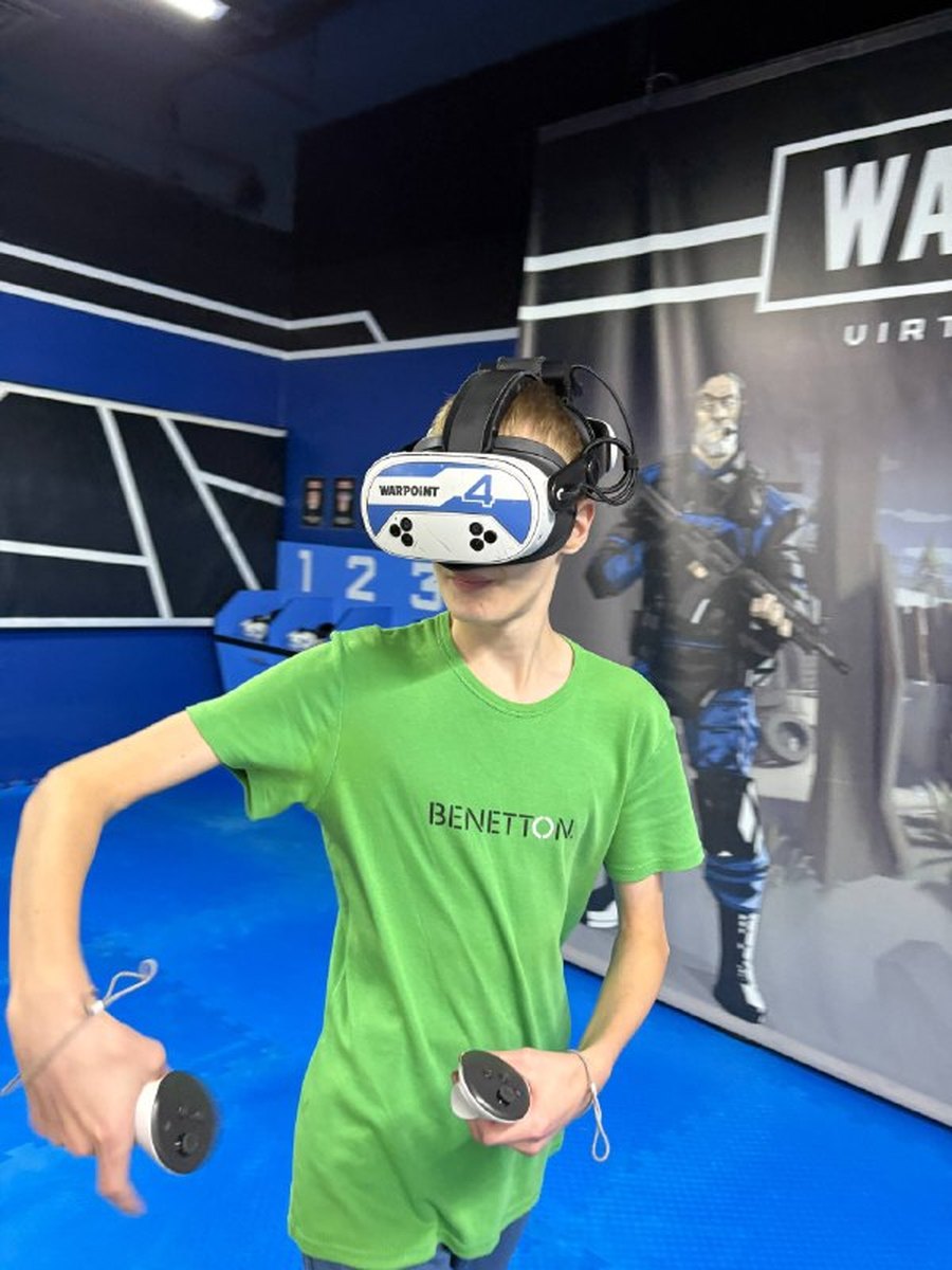Гость на арене с логотипом WARPOINT