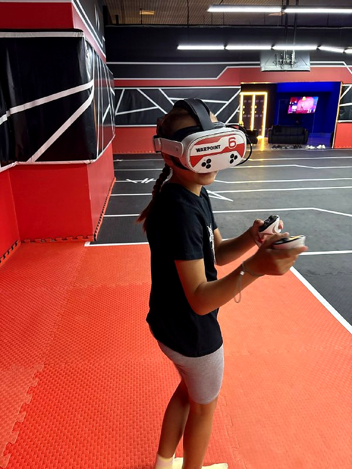 Гости в VR-шлемах на арене WARPOINT в Пензе